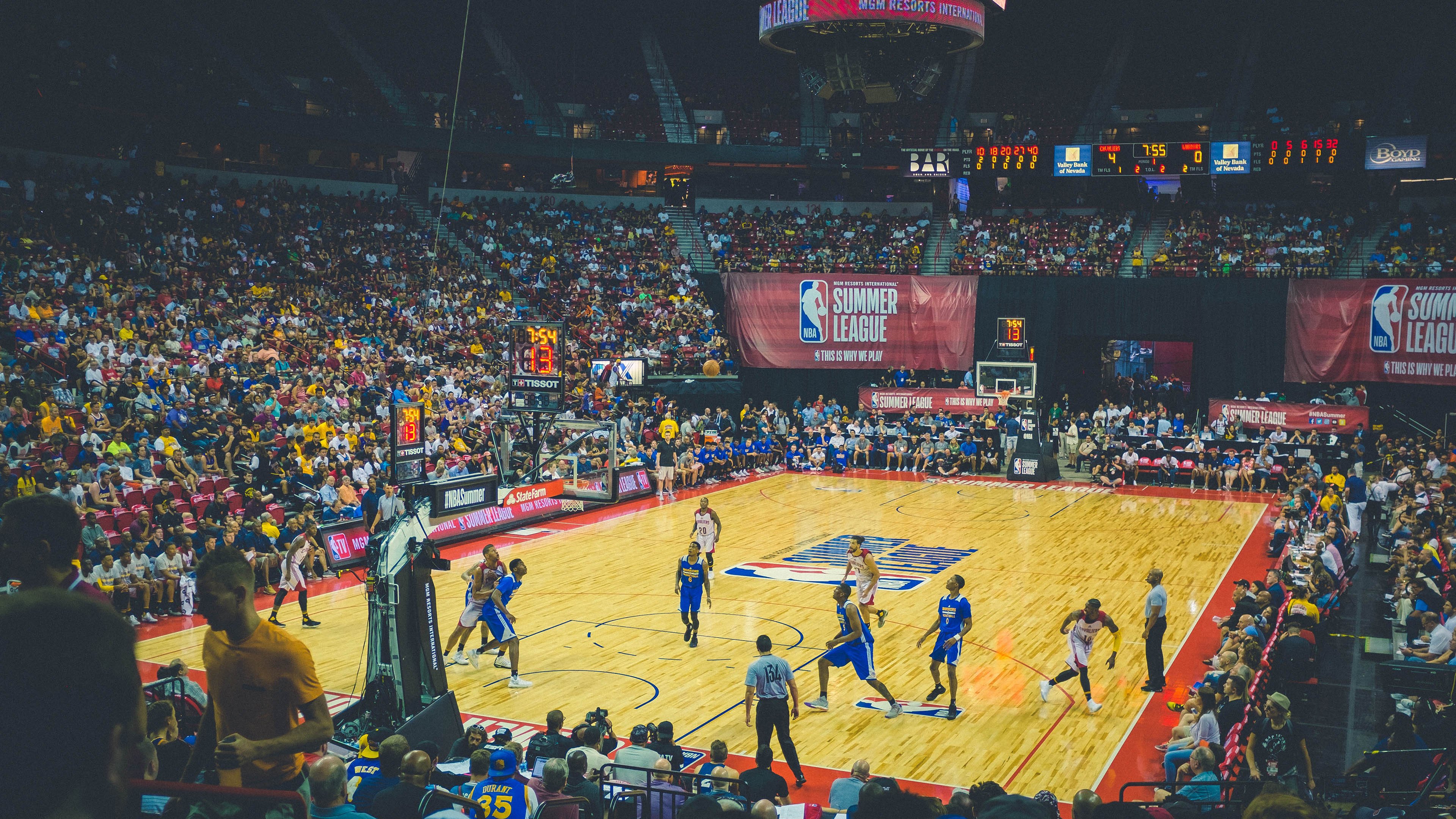 包含蒂姆连续七场比赛得分超过大比分获胜，湖人不断突破！全场沸腾不已的词条