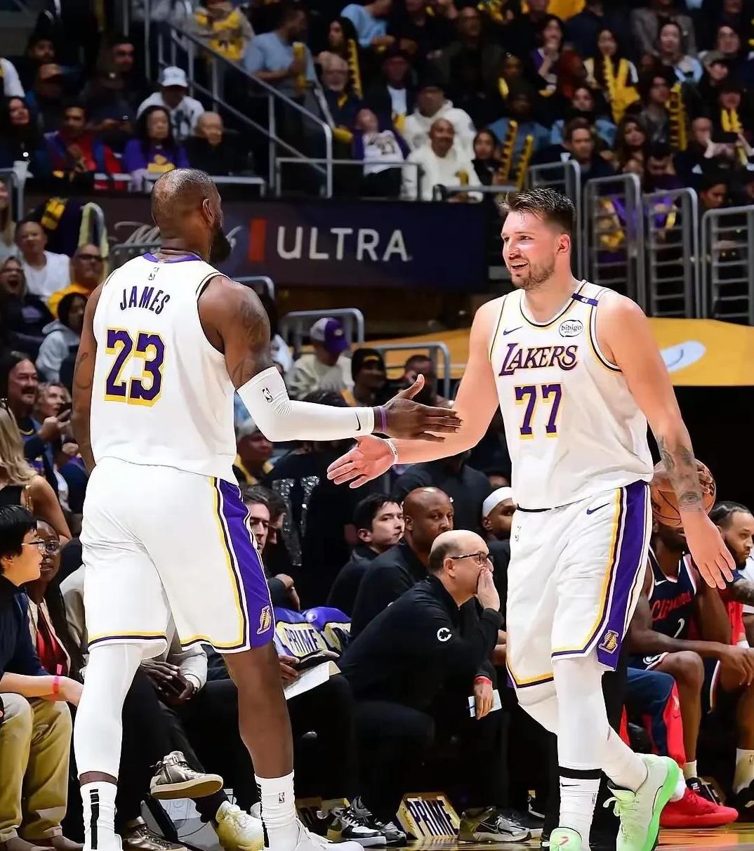 包含蒂姆连续七场比赛得分超过大比分获胜，湖人不断突破！全场沸腾不已的词条